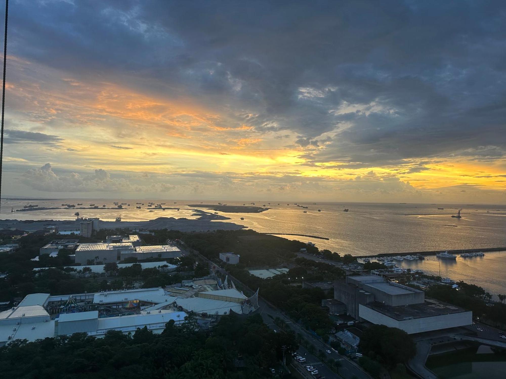 The Radiance Manila Bay Apartment Exterior photo